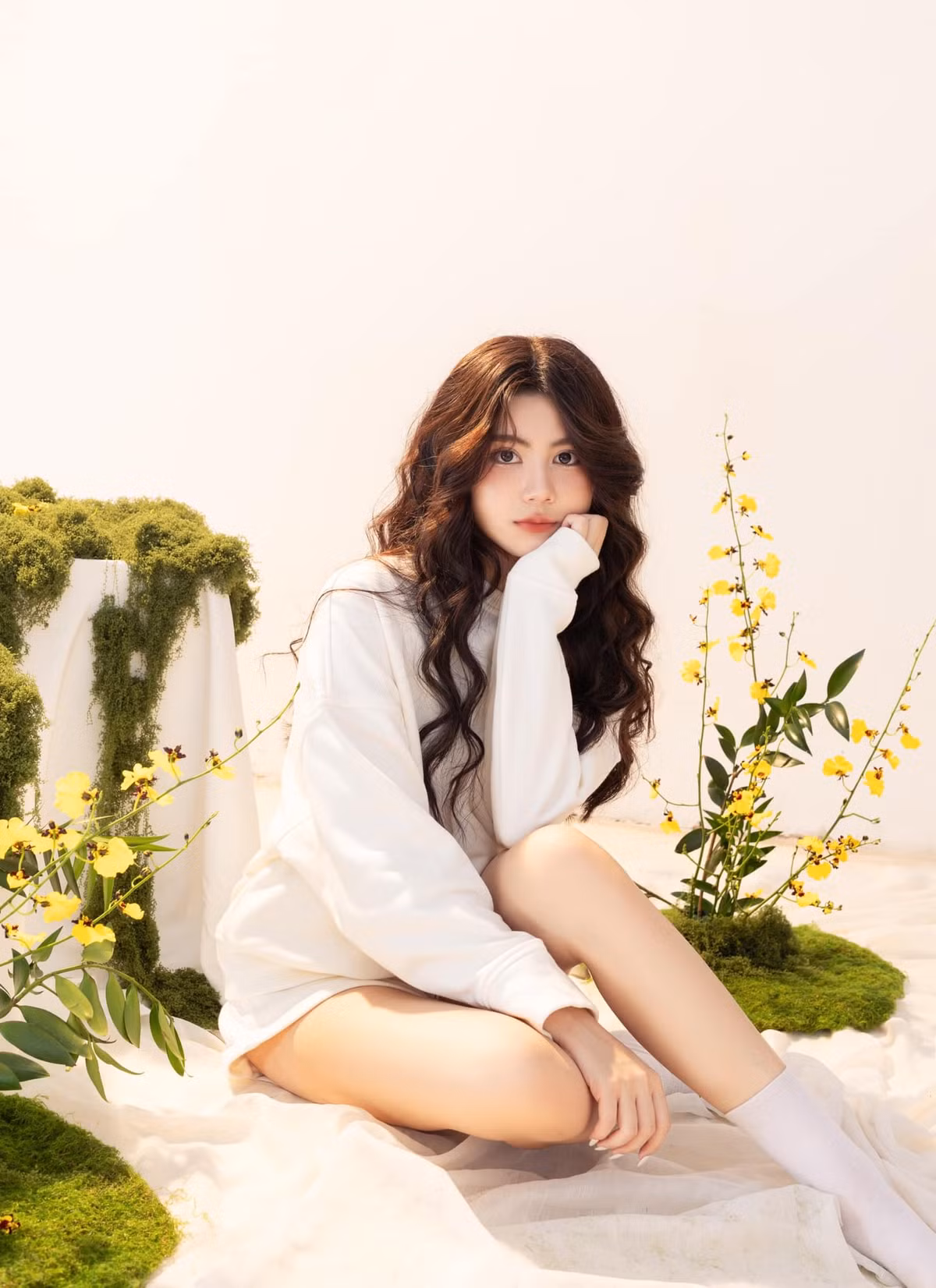 Hạt Dẻ làm quen với làng giải trí từ sớm, được cha dẫn đi nhiều sự kiện nên tạo dáng khá thoải mái trước ống kính.