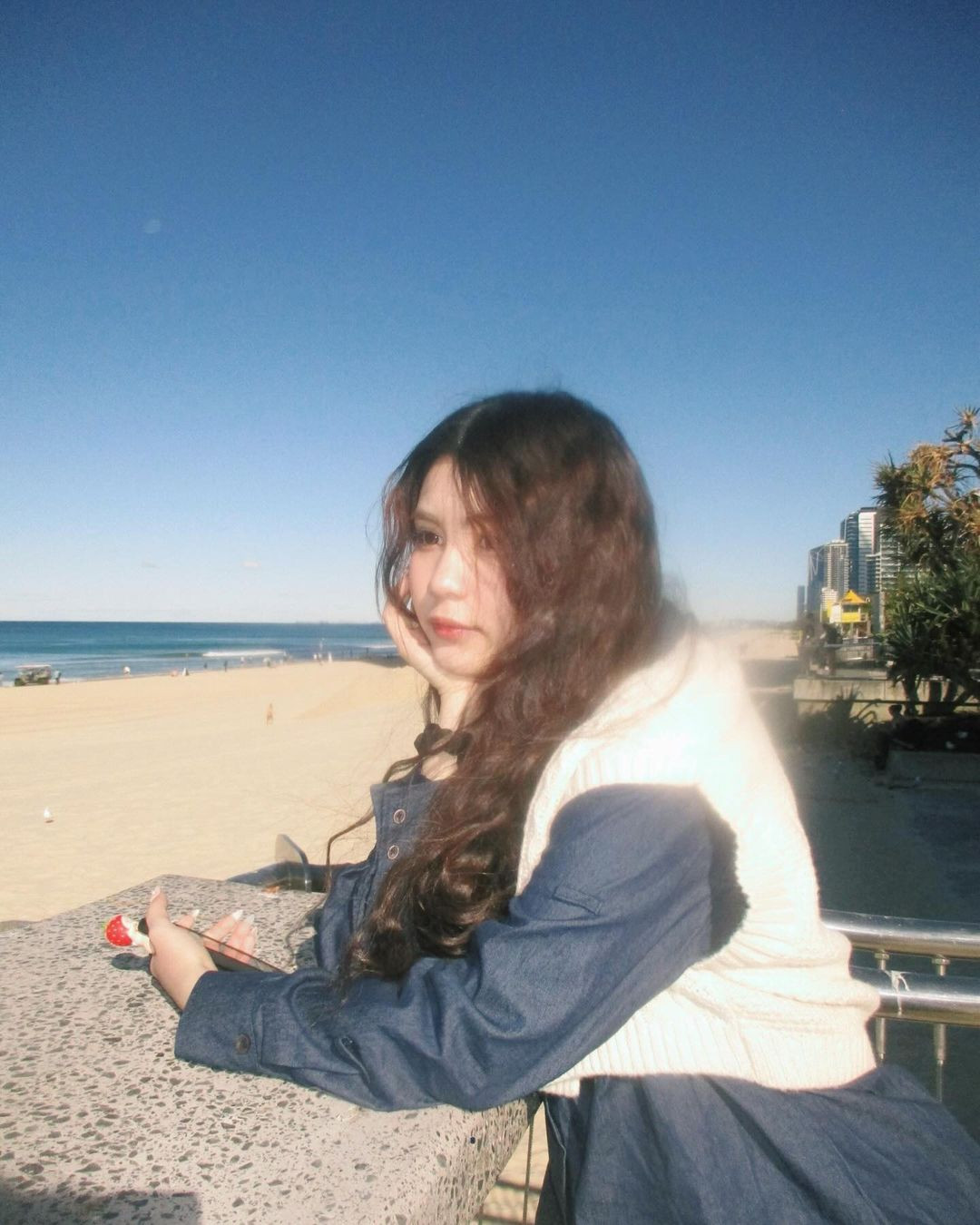 Cư dân mạng không tiếc lời khen ngợi vẻ đẹp của Hạt Dẻ, cho rằng cô bé thừa hưởng những nét đẹp nổi bật từ cả cha lẫn mẹ. Đồng thời, nhiều người cũng gửi lời chúc mừng sinh nhật đầy ngọt ngào đến Hạt Dẻ.