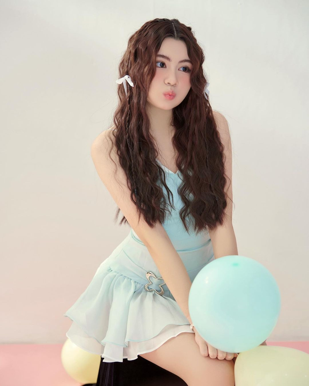 Mái tóc được dập sóng khiến cô nàng trông giống như nàng công chúa tóc mây trong truyện cổ tích.