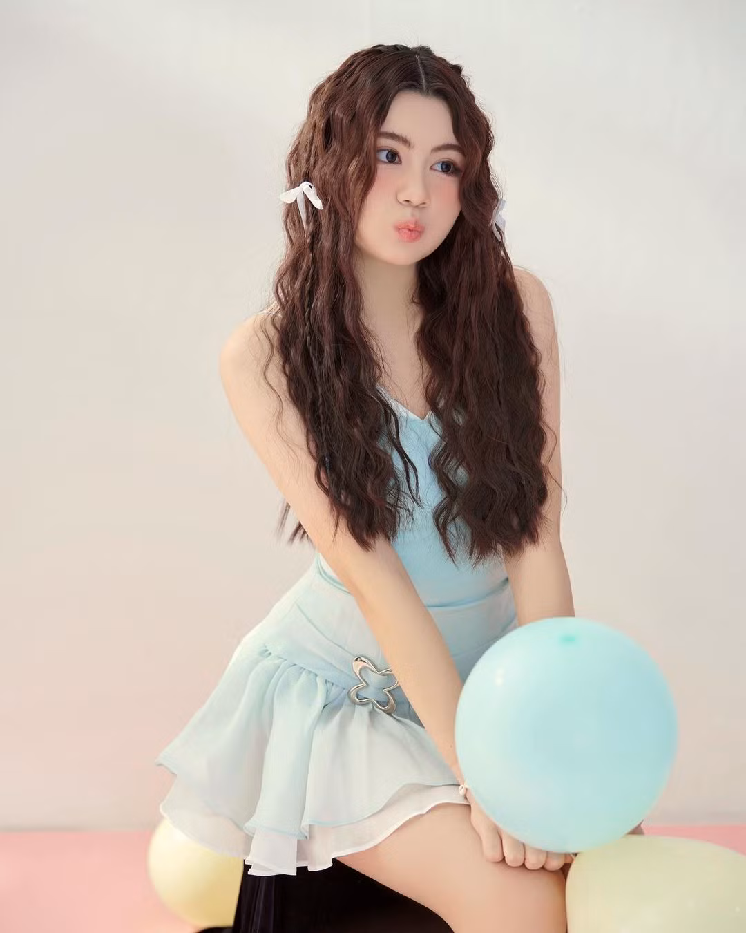 Mái tóc được dập sóng khiến cô nàng trông giống như nàng công chúa tóc mây trong truyện cổ tích.