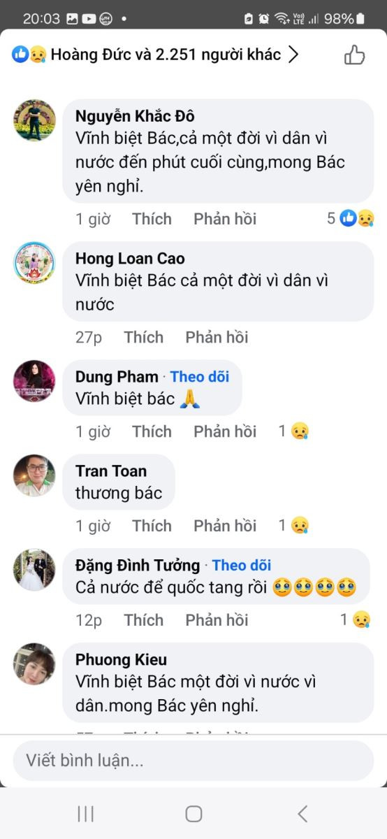 Dưới các hình nền, ảnh đại diện đều có rất nhiều dòng bình luận, chia sẻ trạng thái tiếc thương Tổng Bí thư Nguyễn Phú Trọng.