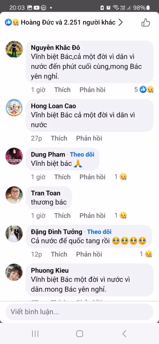 Dưới các hình nền, ảnh đại diện đều có rất nhiều dòng bình luận, chia sẻ trạng thái tiếc thương Tổng Bí thư Nguyễn Phú Trọng.