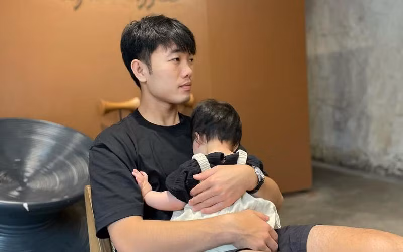 Với gam chủ đạo là trắng, bố con Lương Xuân Trường đã mang đến cảm giác nhẹ nhàng, tinh khiết và rất trong sáng.