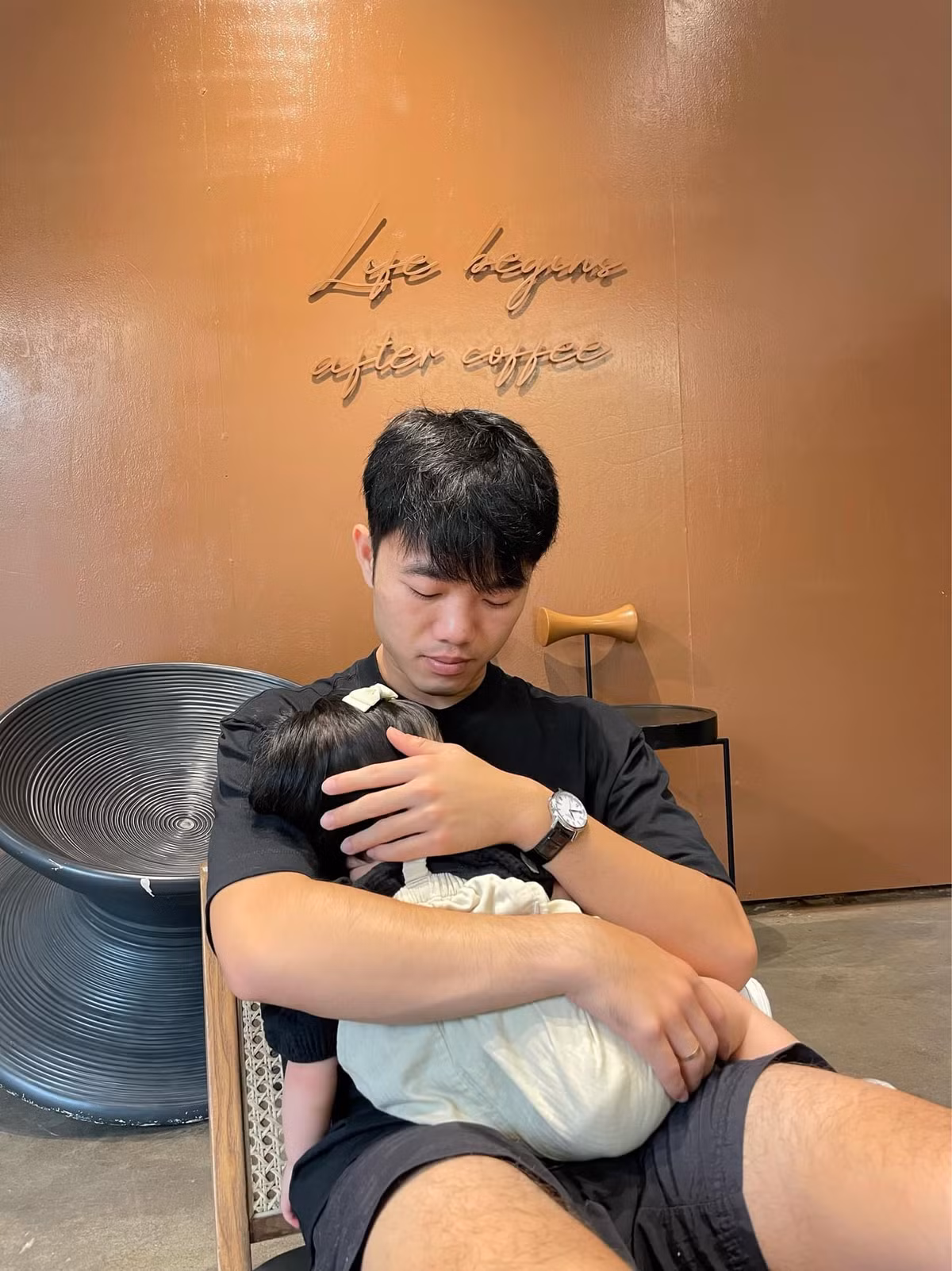 Vẫn giống như mọi khi, Lương Xuân Trường quyết tâm giấu mặt ái nữ. Hành động này tiếp tục khiến cư dân mạng tò mò, bởi nhìn qua bóng lưng bé Little Daisy nhiều người đoán rằng cô bé sở hữu ngoại hình xinh xắn, đáng yêu.