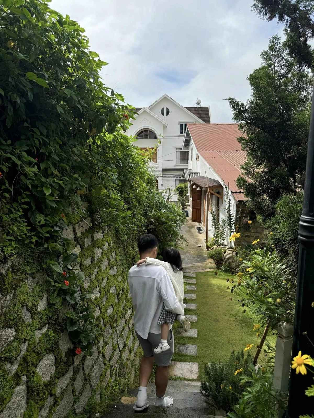 Thông qua loạt ảnh hiếm hoi mà nam cầu thủ chia sẻ, có thể thấy anh đang rất tận hưởng niềm vui và hạnh phúc cùng con gái cưng - bé Little Daisy.