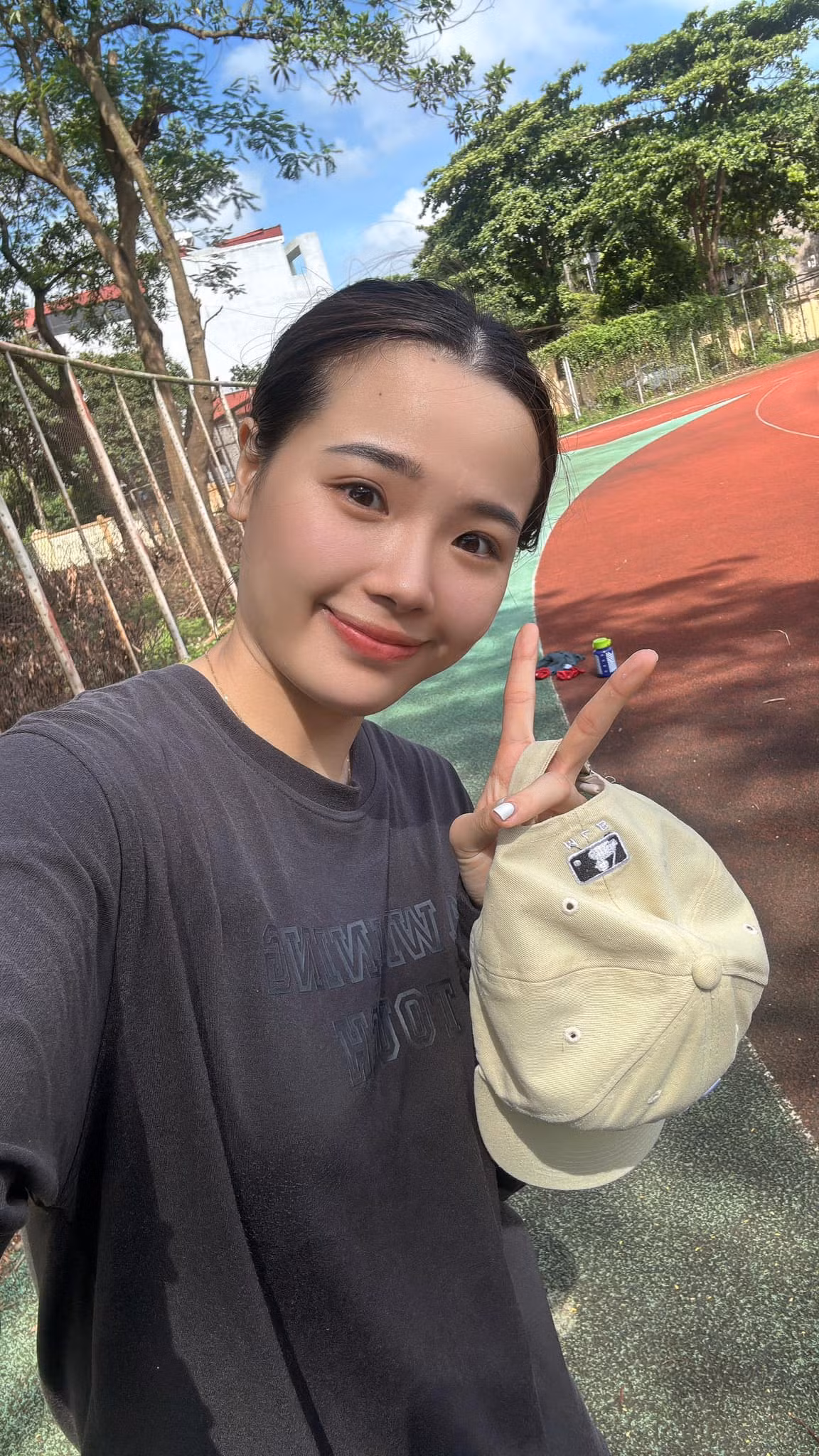 Ngoài tài năng đang nở rộ, Thùy Linh còn nổi lên như một hotgirl của làng cầu lông nhờ sự xinh tươi, duyên dáng và một cá tính đặc biệt.