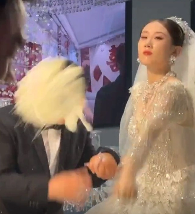 Nhiều netizen đã tỏ ra rất đồng tình với cô dâu này và phẫn nộ trước hành động kém duyên của những người bạn: "Tưởng hài hước nhưng siêu vô duyên nha, đám cưới của người ta chứ có phải lễ hội té nước đâu", "nhìn mặt ông bạn khả ố quá, 10 điểm cho hành động của cô dâu nhé".