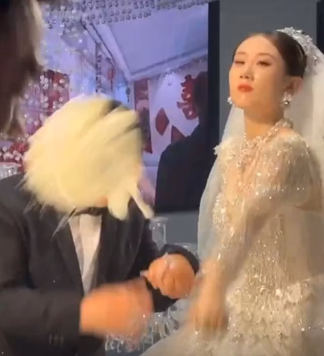 Nhiều netizen đã tỏ ra rất đồng tình với cô dâu này và phẫn nộ trước hành động kém duyên của những người bạn: "Tưởng hài hước nhưng siêu vô duyên nha, đám cưới của người ta chứ có phải lễ hội té nước đâu", "nhìn mặt ông bạn khả ố quá, 10 điểm cho hành động của cô dâu nhé".