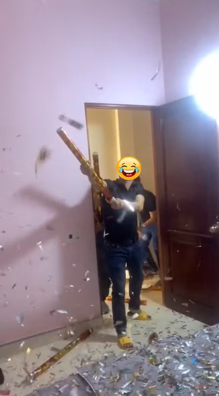 Theo đó, họ đã mua loạt pháo kim tuyến đám cưới rồi tích cực xả vào phòng cô dâu chú rể khiến những dải giấy tung tóe dày đặc, ngập tràn khắp phòng.
