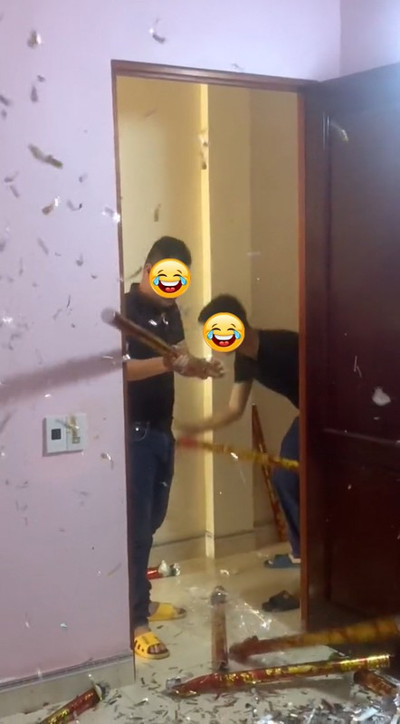 Chính vì trò đùa đó mà cả căn phòng trở thành một mớ hỗn độn. Đồ trang trí bị làm rơi, đâu đâu cũng toàn vụn giấy.