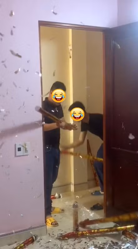 Chính vì trò đùa đó mà cả căn phòng trở thành một mớ hỗn độn. Đồ trang trí bị làm rơi, đâu đâu cũng toàn vụn giấy.