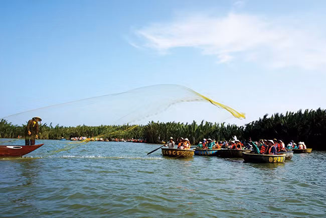 Ngoi thuyen thung Hoi An lot top trai nghiem tren thuyen hap dan-Hinh-2