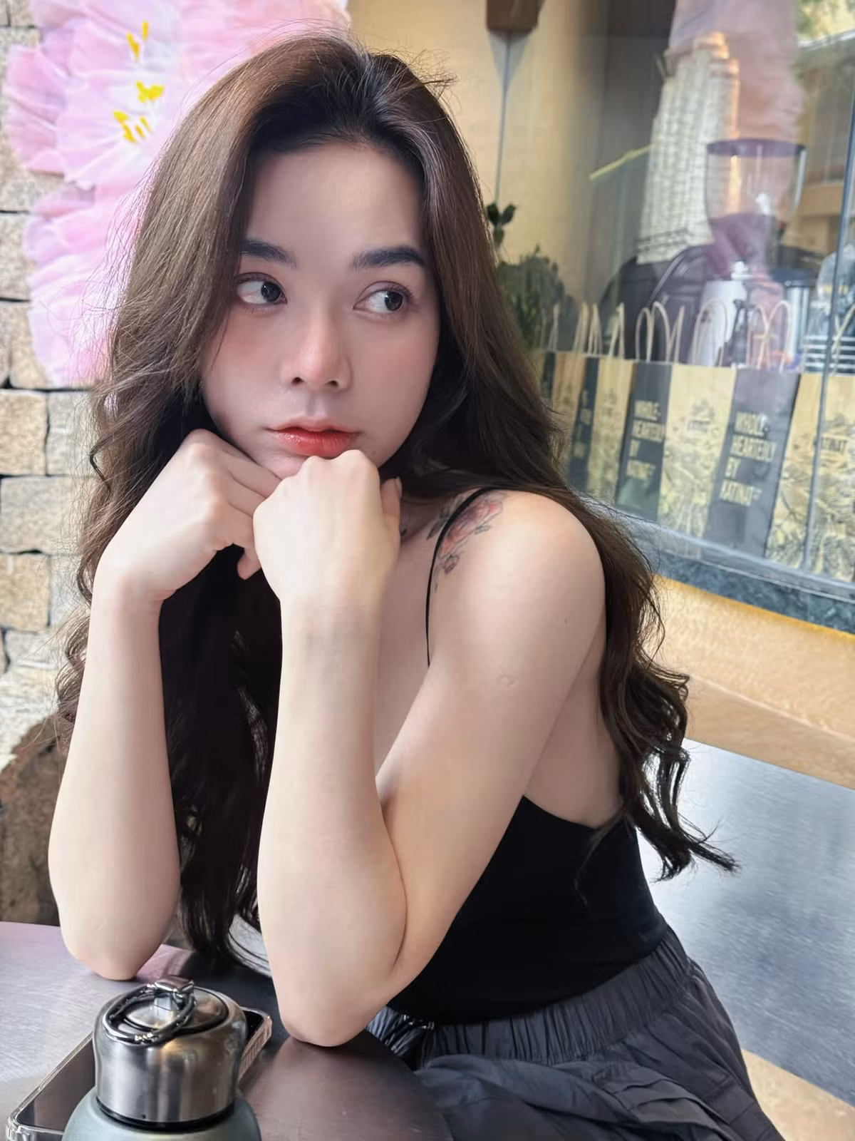 Lương Thị Nhã Huỳnh (Nickname Quỳnh Miêu, sinh năm 1998, quê Phú Quốc - Kiên Giang) là hot girl TikTok sở hữu gương mặt khả ái cùng vóc dáng cân đối. Ảnh sử dụng trong bài: FBNV