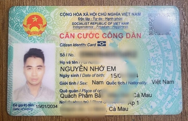 Cái tên lạ Nguyễn Nhớ Em khiến chàng trai Cà Mau sinh năm 1994 bất ngờ nổi tiếng sau khi tham gia một chương trình truyền hình. Được biết, từ "Nhớ" trong tên của anh được cha lý giải là không liên quan tới chuyện tình nam nữ mà xuất phát từ tình cảm đồng đội thiêng liêng vốn xem nhau như ruột thịt. Để lưu giữ kỷ niệm với những người anh em từng vào sinh ra tử thời chiến, cha anh quyết định đặt cho 3 con cái tên có từ "nhớ": Nguyễn Nhớ (anh cả), Nguyễn Nhớ Anh (anh thứ hai) và Nguyễn Nhớ Em.