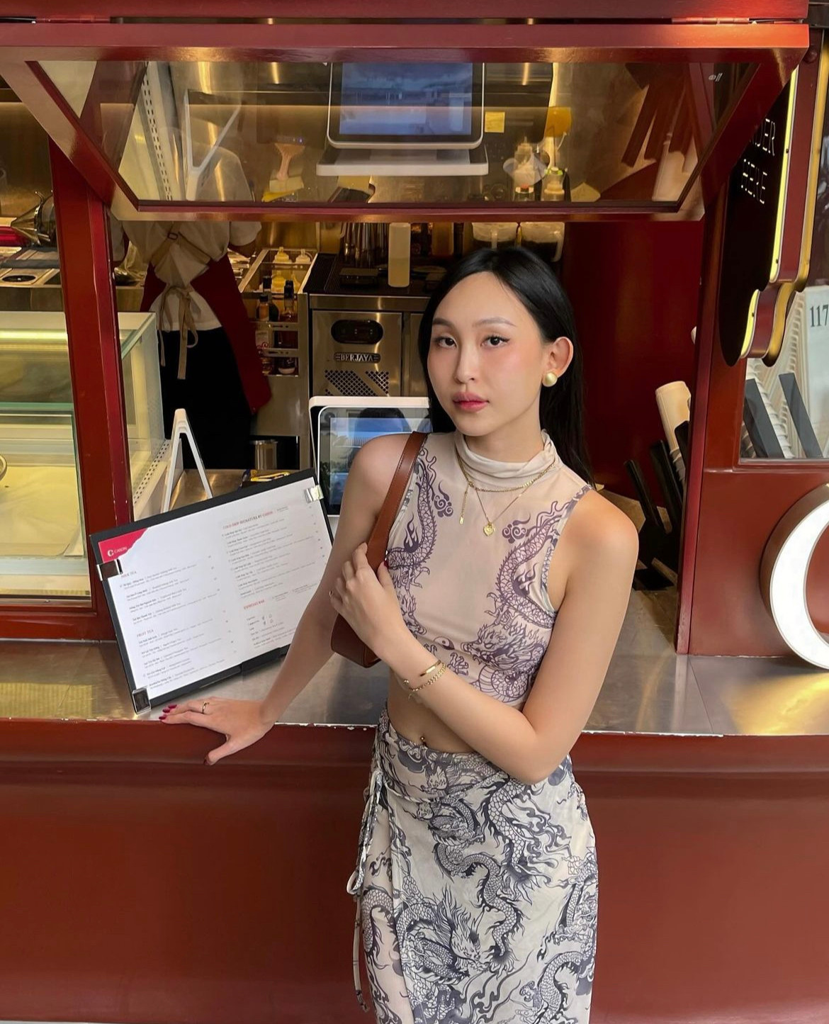 Sau khi loạt ảnh cũ được chia sẻ, netizen đã nhanh chóng truy ra được thông tin của "crush đời đầu" Phạm Mi. Được biết, cô nàng làm việc trong lĩnh vực thiết kế.