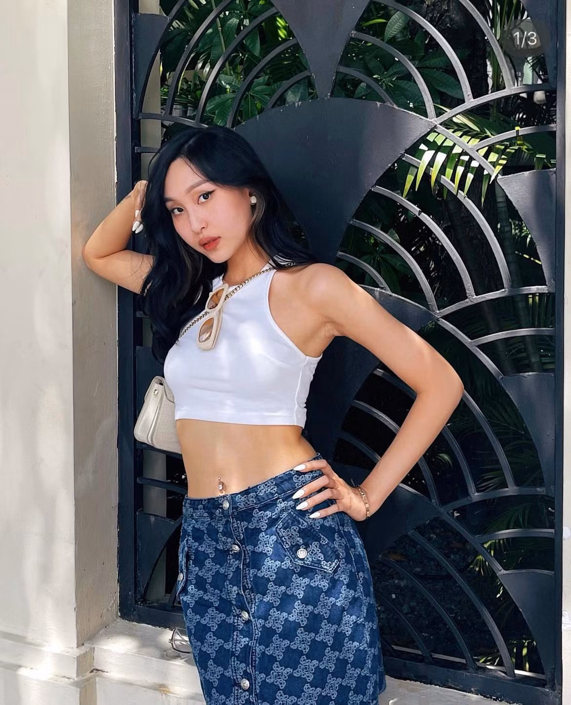 Bên canh đó, Phạm Mi đang làm người mẫu ảnh và TikToker trên mạng với hàng nghìn lượt theo dõi.