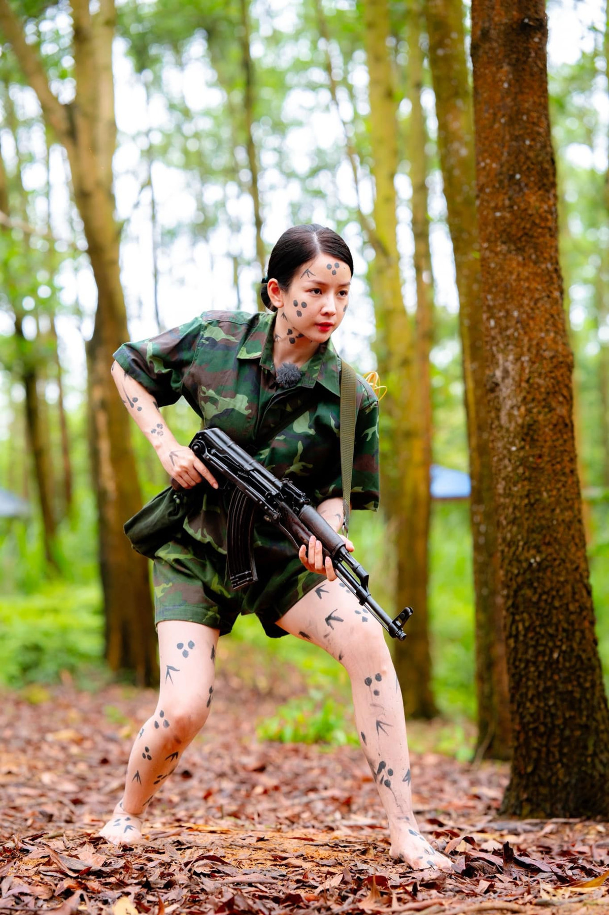 Mie không ngại hóa trang để hoàn thành nhiệm vụ. Trên trang cá nhân, cô nàng tếu táo chia sẻ: "Nguỵ trang kỹ vậy mà bảo ngta bị thuỷ đậu. Khó chịu vô cùng". Ảnh: Sao Nhập Ngũ