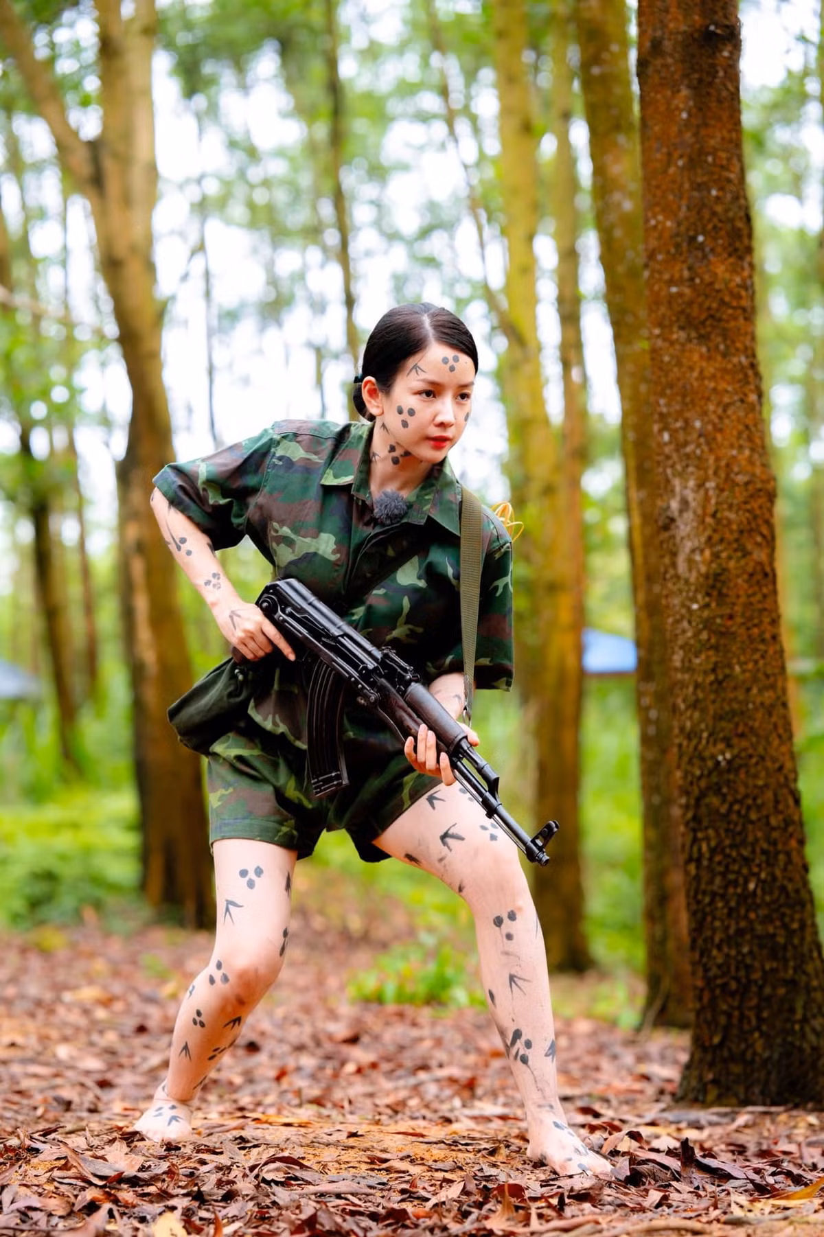 Mie không ngại hóa trang để hoàn thành nhiệm vụ. Trên trang cá nhân, cô nàng tếu táo chia sẻ: "Nguỵ trang kỹ vậy mà bảo ngta bị thuỷ đậu. Khó chịu vô cùng". Ảnh: Sao Nhập Ngũ