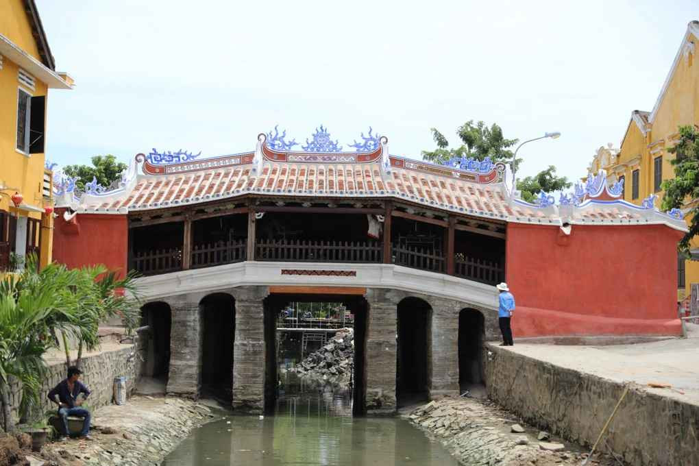 Màu sắc hoàn thiện sau tu bổ của Chùa Cầu được quyết định giữ nguyên màu hiện trạng của tất cả cấu kiện gỗ, bao gồm cả những chi tiết chạm khắc trang trí, hoành phi, liễn đối, không sơn vẽ gì thêm.