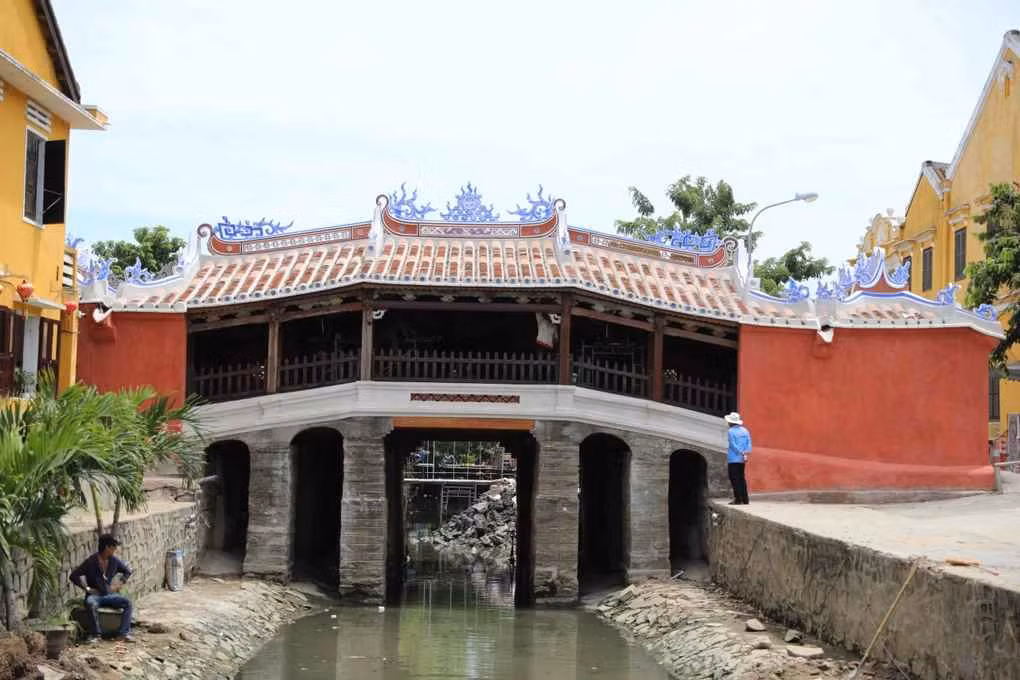 Màu sắc hoàn thiện sau tu bổ của Chùa Cầu được quyết định giữ nguyên màu hiện trạng của tất cả cấu kiện gỗ, bao gồm cả những chi tiết chạm khắc trang trí, hoành phi, liễn đối, không sơn vẽ gì thêm.