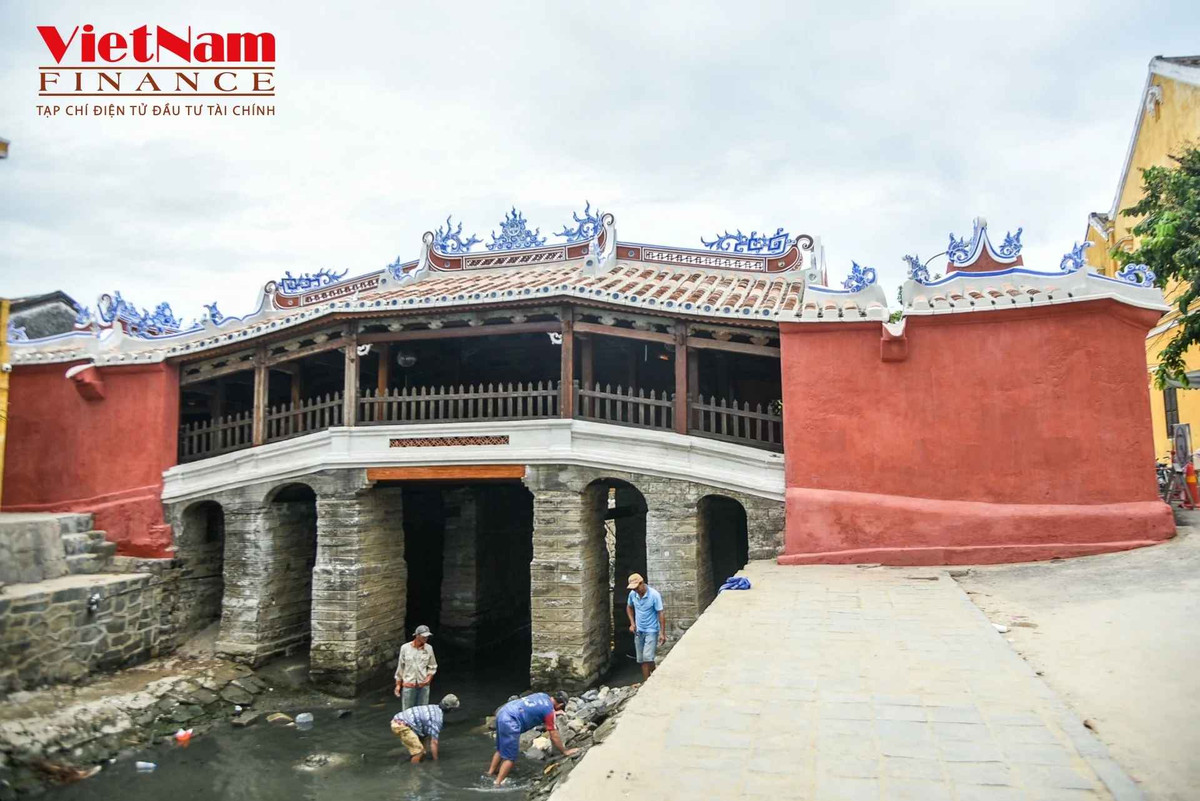 Cuối năm 2022, dự án đại trùng tu Chùa Cầu được tỉnh Quảng Nam triển khai. Đây được xem là lần trùng tu theo phương pháp hạ giải quy mô, bài bản nhất. Ảnh: Tạp chí Điện tử Đầu tư Tài chính.