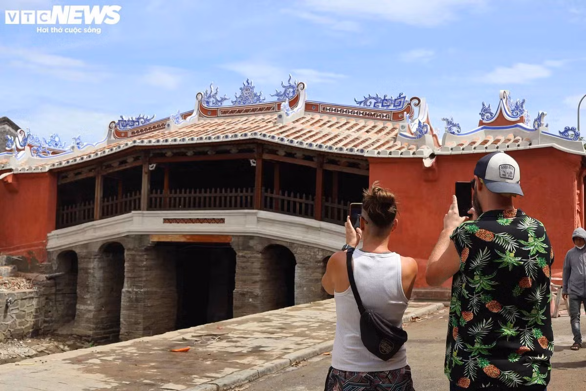 Chùa Cầu là công trình kiến trúc do các thương gia Nhật Bản đến buôn bán tại Hội An xây dựng vào đầu thế kỷ 17. Chiếc cầu dài 18m với 7 gian bằng gỗ, vắt cong qua lạch nước chảy ra sông Hoài (một nhánh sông Thu Bồn) nối giữa hai đường Nguyễn Thị Minh Khai và Trần Phú. Ảnh: VTC