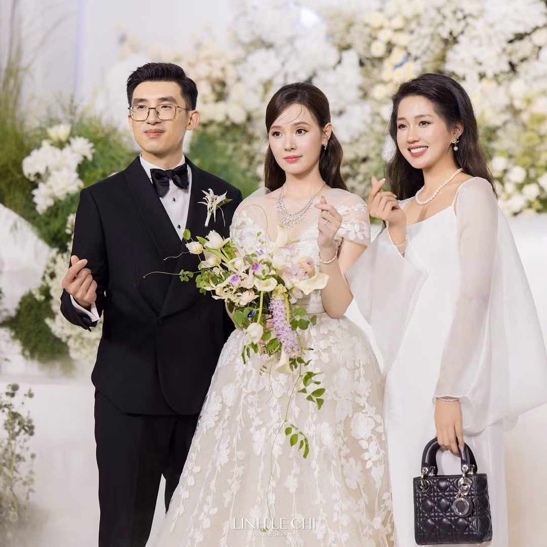 Cô nàng cũng từng xuất hiện trong đám cưới của nữ diễn viên Midu.