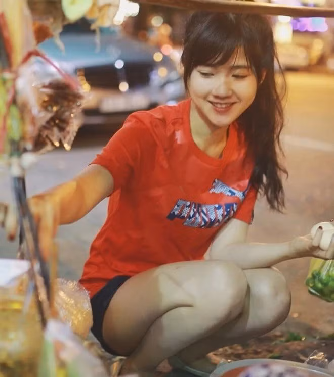 Nguyễn Hoàng Kiều Trinh (Kiều Trinh Xíu) sinh năm 1994 tại TP Hồ Chí Minh. Năm 2014, cô nàng nổi lên nhờ bức ảnh đang đi mua bánh tráng trộn. Cái tên “hot girl bánh tráng trộn” cũng bắt nguồn từ đây. Ảnh: FBNV