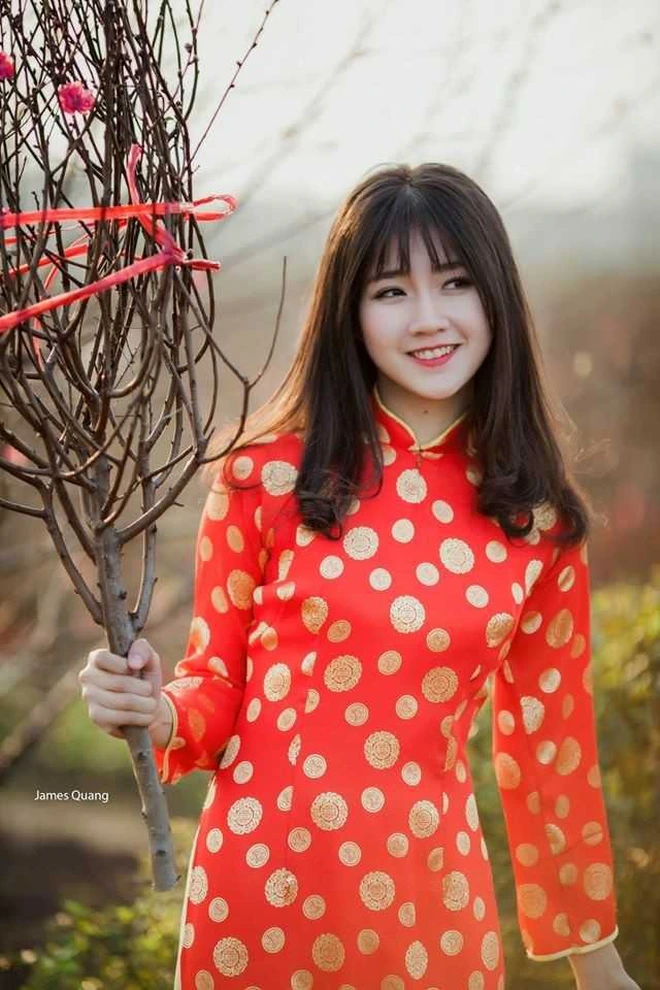 Đến năm 2016, Kiều Trinh một lần nữa phủ sóng MXH với bức ảnh chụp ở vườn đào được xuất hiện trên truyền thông quốc tế, đặc biệt là trên một số tờ báo Thái Lan. Nhờ vậy cô nàng có thêm nickname "hot girl vườn đào".