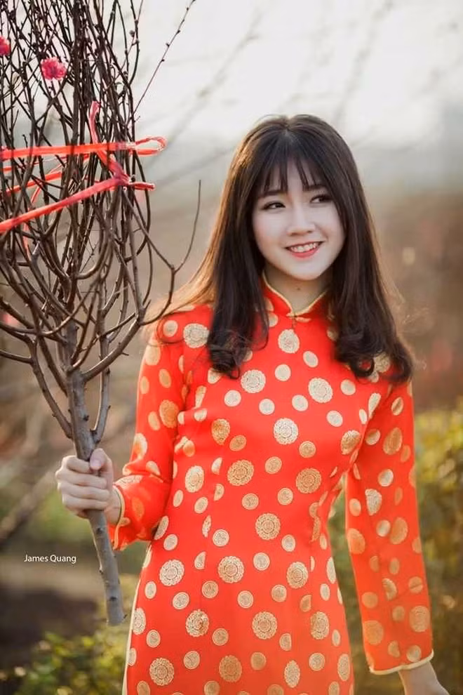 Đến năm 2016, Kiều Trinh một lần nữa phủ sóng MXH với bức ảnh chụp ở vườn đào được xuất hiện trên truyền thông quốc tế, đặc biệt là trên một số tờ báo Thái Lan. Nhờ vậy cô nàng có thêm nickname "hot girl vườn đào".