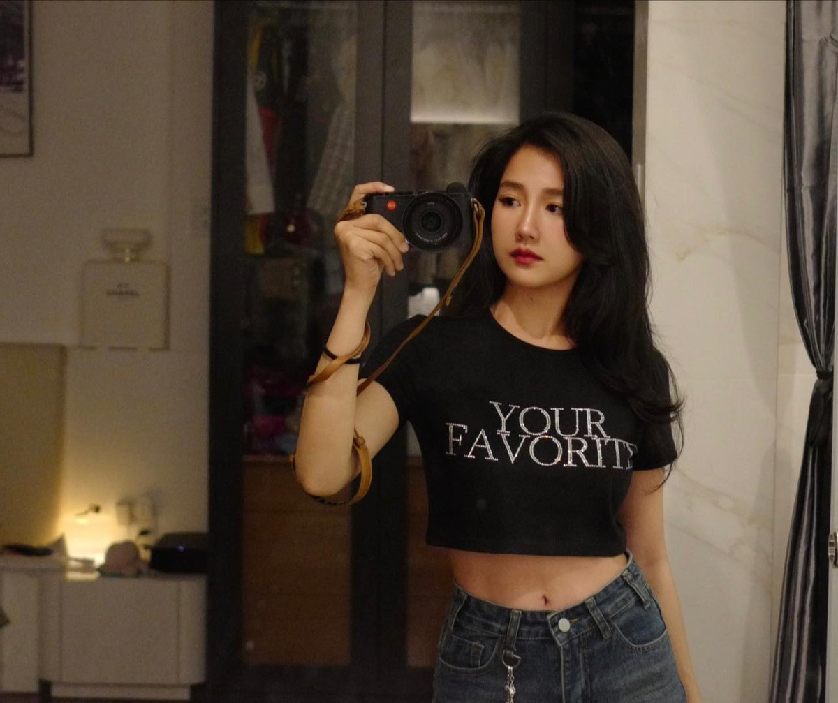 Vẻ ngoài xinh đẹp, cô nàng bắt đầu có những công việc như làm mẫu ảnh, đóng MV ca nhạc, làm MC,...