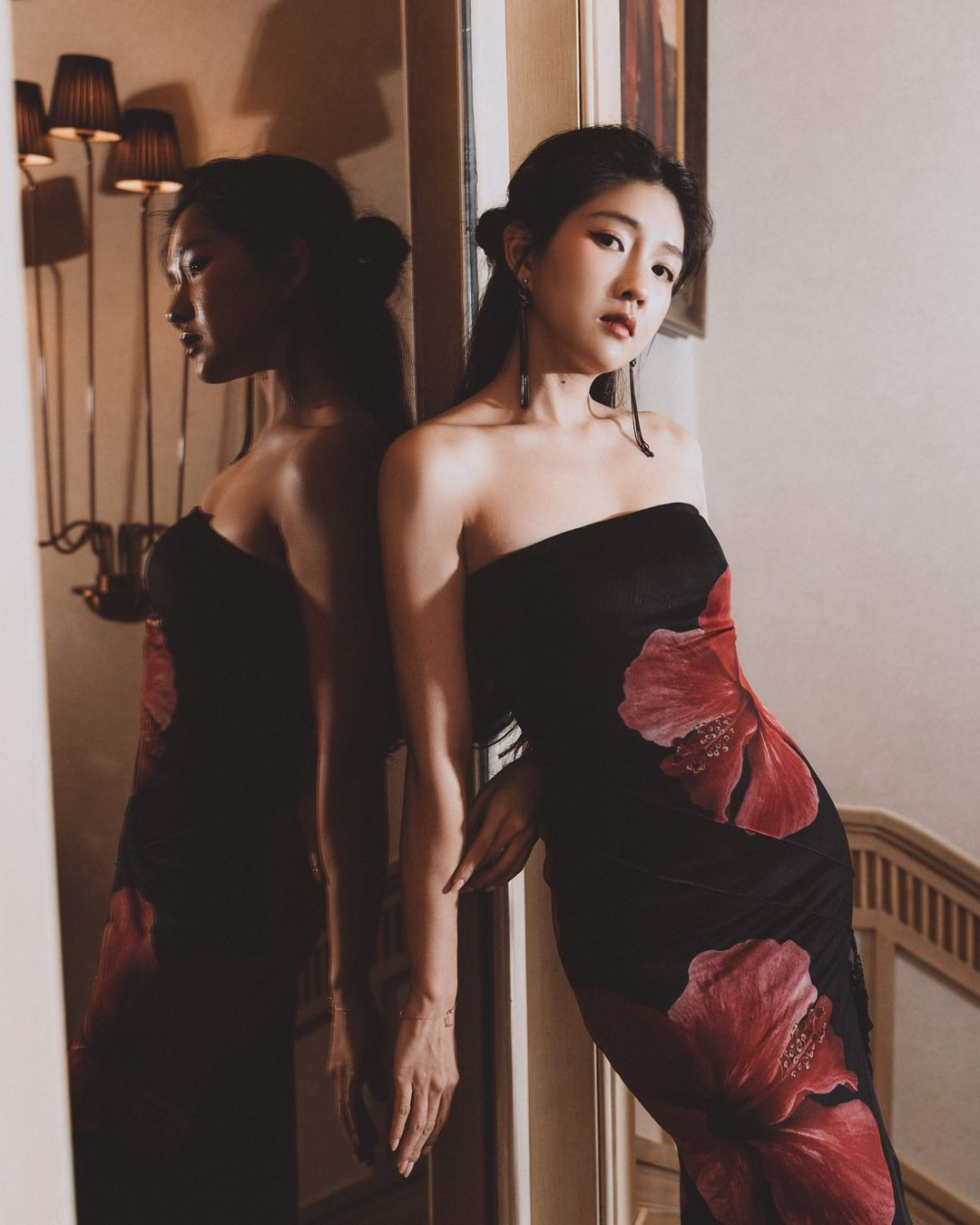 "Hot girl vườn đào" cũng có niềm đam mê với túi hiệu. Cô sử dụng túi xách đến từ nhiều thương hiệu nổi tiếng như Hermes, Chanel, Dior, Louis Vuitton,... mỗi chiếc túi đều có giá từ hàng chục đến hàng trăm triệu.