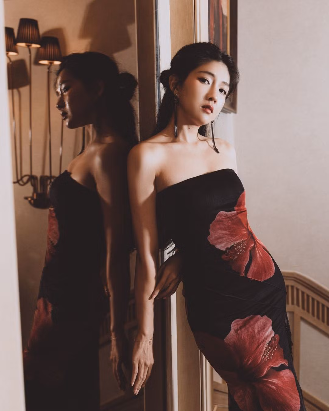 "Hot girl vườn đào" cũng có niềm đam mê với túi hiệu. Cô sử dụng túi xách đến từ nhiều thương hiệu nổi tiếng như Hermes, Chanel, Dior, Louis Vuitton,... mỗi chiếc túi đều có giá từ hàng chục đến hàng trăm triệu.