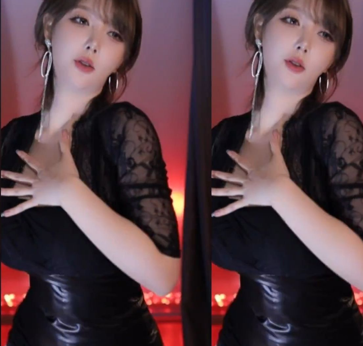 Cô nàng cũng nổi tiếng với việc cực kì chiều fan. Trong nhiều buổi phát sóng trực tiếp, cô nàng không ngần ngại nhảy theo yêu cầu của người hâm mộ.