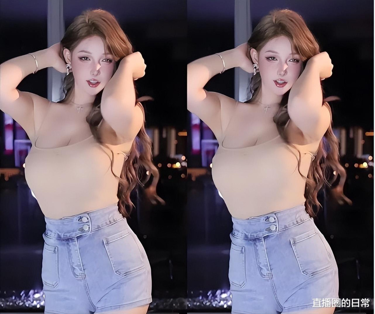 Màn trình diễn của nữ streamer tại sự kiện đã làm dậy sóng cộng đồng mạng, với hàng loạt bài viết và bình luận trên các diễn đàn, mạng xã hội.