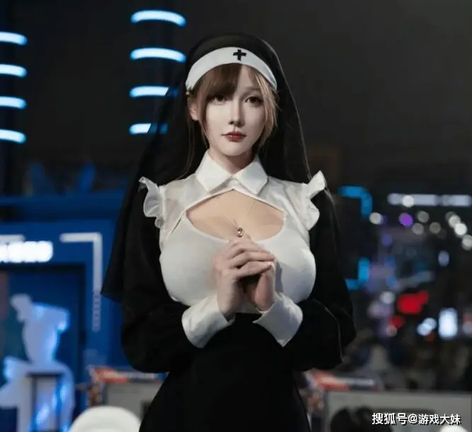 Nữ streamer khoe trọn vòng 1 cực khủng trong trang phục cosplay, cùng với lối trang điểm tỉ mỉ tôn lên nét vừa ngây thơ nhưng cũng vô cùng quyến rũ của cô nàng.