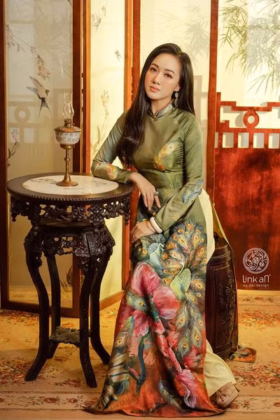 BTV Hoài Anh ghi điểm với diện mạo thanh lịch, trang nhã trong trang phục tông màu tối giản, tô điểm cho loạt phụ kiện lấp lánh, nổi bật cùng thần thái ngút ngàn. Ảnh sử dụng trong bài: FBNV 