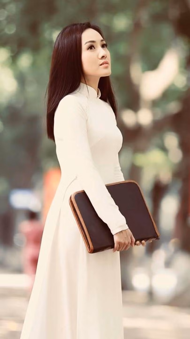 6 năm trôi qua, Hoài Anh vẫn khiến người xem khó có thể rời mắt với vẻ đẹp rạng rỡ, thanh thuần trong tà áo dài duyên dáng.