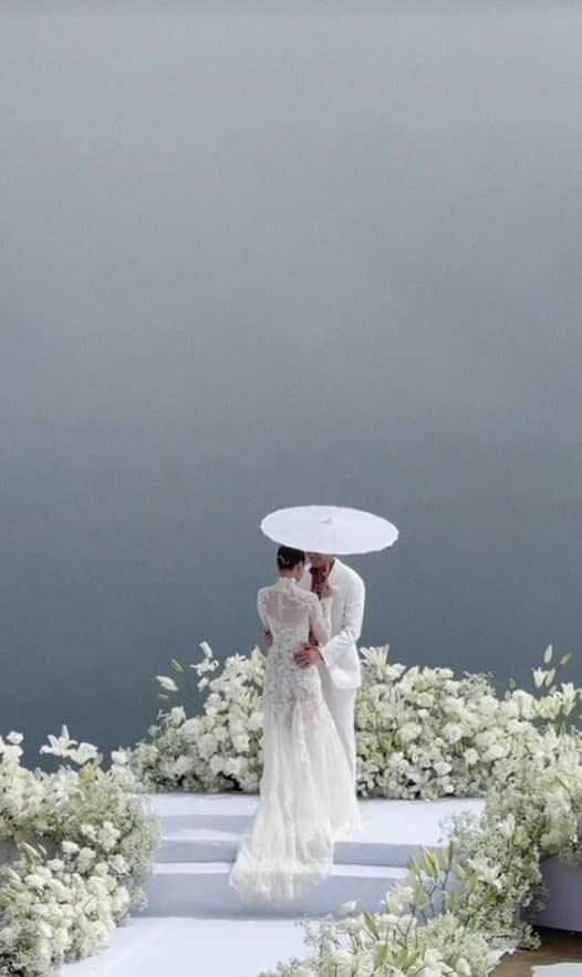 Theo chia sẻ từ đơn vị tổ chức lễ cưới "buổi sáng trời đổ cơn mưa rào đem theo mây kéo về khu nghỉ dưỡng. 2h chiều trước lễ cưới, sương mù dày đặc bao phủ khắp nơi. Nhưng khi cô dâu chú rể bắt đầu firstlook, gió từ thung lũng thổi về, đưa màn sương đi xa để lộ ra dãy núi hùng vĩ. Ngay sau đó sương mù lại kéo về ôm lấy cả sân khấu."