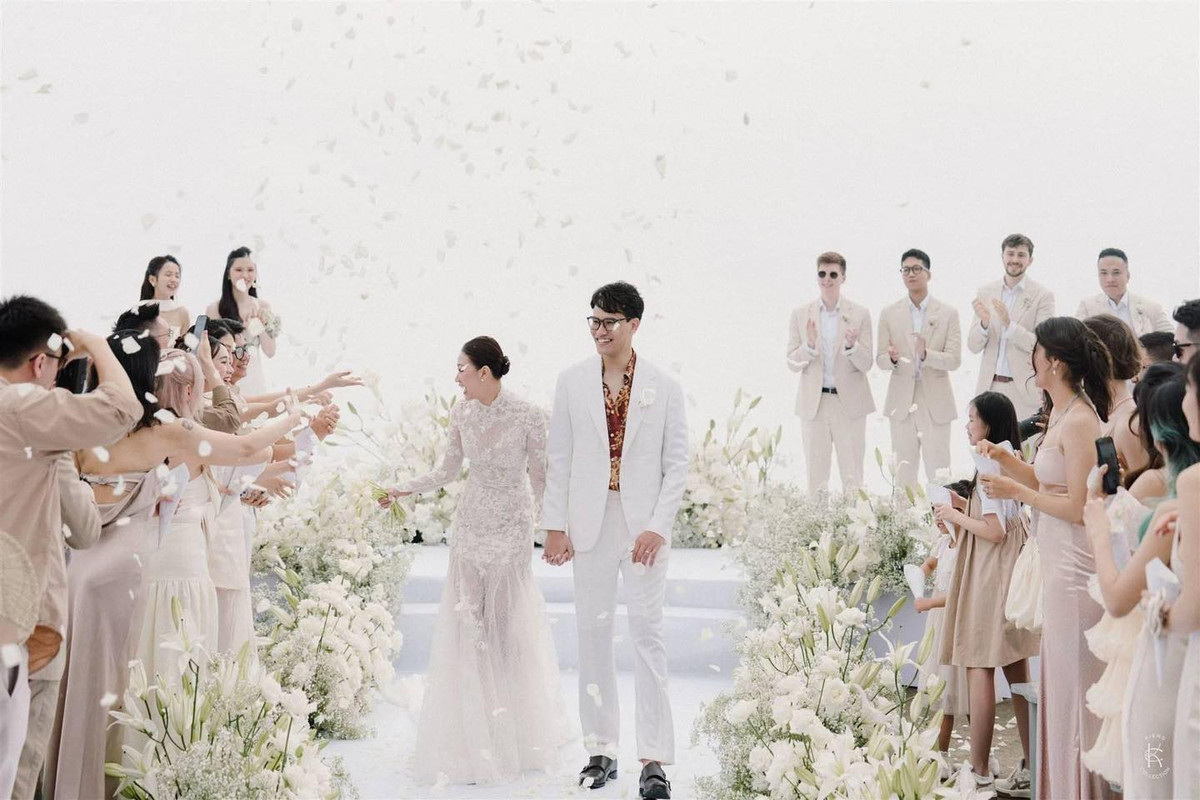 Theo đó, đám cưới đặc biệt này được tổ chức tại 1 resort tại Sapa với sân khấu cao 1600m. Trước đó, cô dâu cùng chú rể đã mất đến cả vài tháng nhưng vẫn chưa tìm được địa điểm ưng ý, 1 ý tưởng nảy sinh trong suy nghĩ của cả 2: "Hay là mình bỏ phố lên núi làm lễ cưới?".