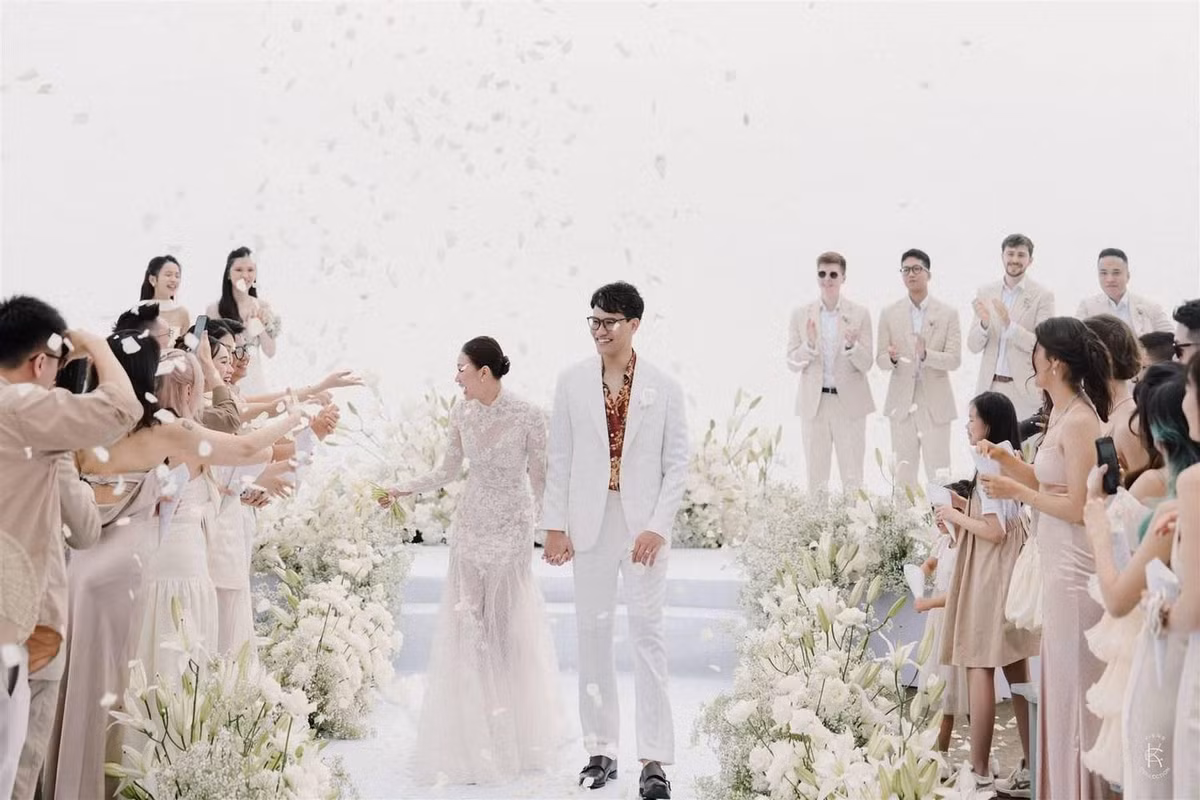 Theo đó, đám cưới đặc biệt này được tổ chức tại 1 resort tại Sapa với sân khấu cao 1600m. Trước đó, cô dâu cùng chú rể đã mất đến cả vài tháng nhưng vẫn chưa tìm được địa điểm ưng ý, 1 ý tưởng nảy sinh trong suy nghĩ của cả 2: "Hay là mình bỏ phố lên núi làm lễ cưới?".