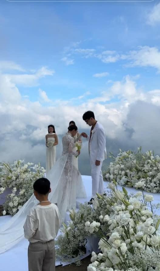 Đám cưới với sự tham gia của những người bạn bè thân thiết.