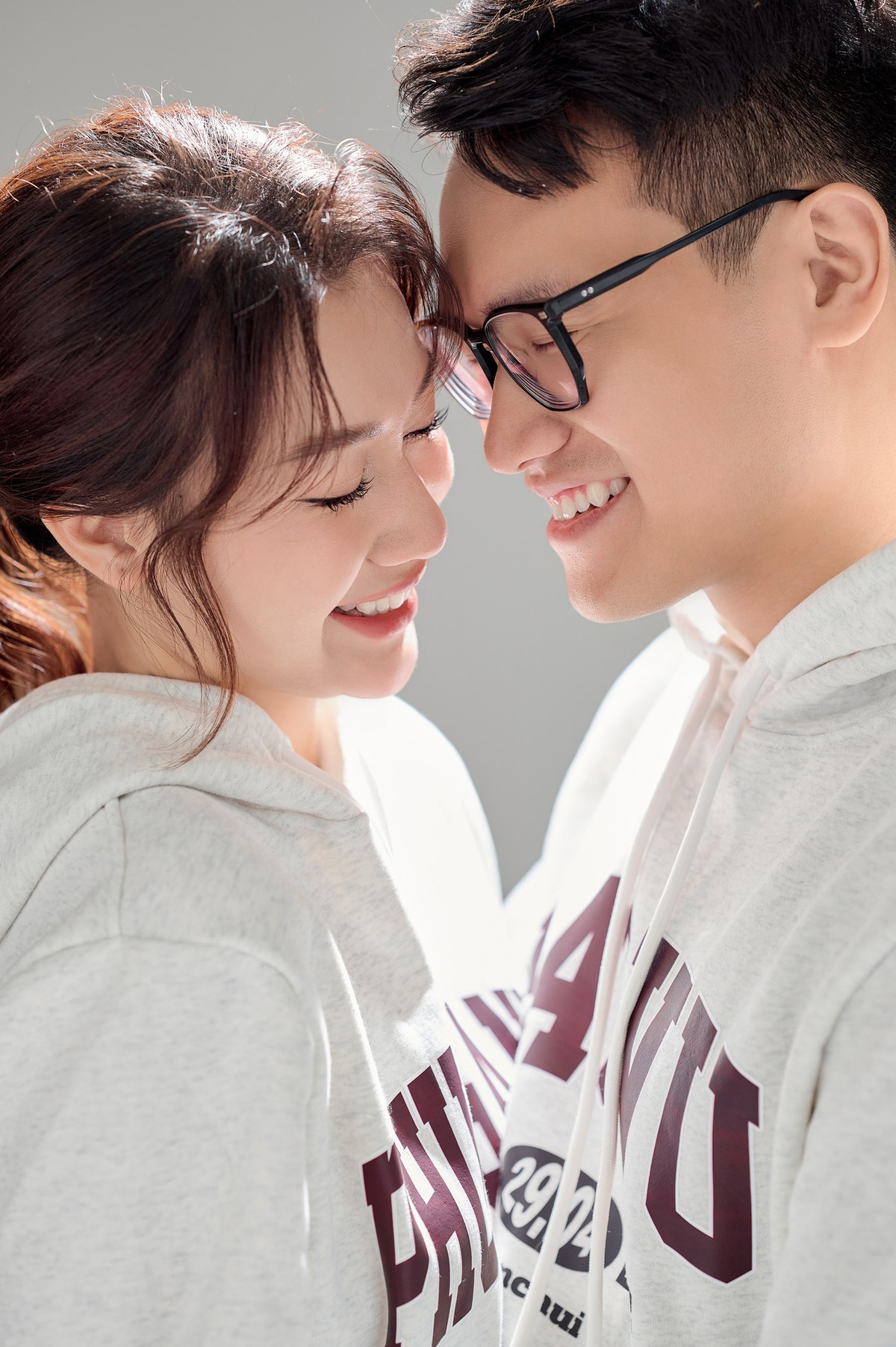 Cặp đôi có đám cưới trên mây nói trên là Phương Anh và Vũ Bảo. Phương Anh trước đó được khá nhiều người biết đến là một cô nàng xinh đẹp, tài năng.