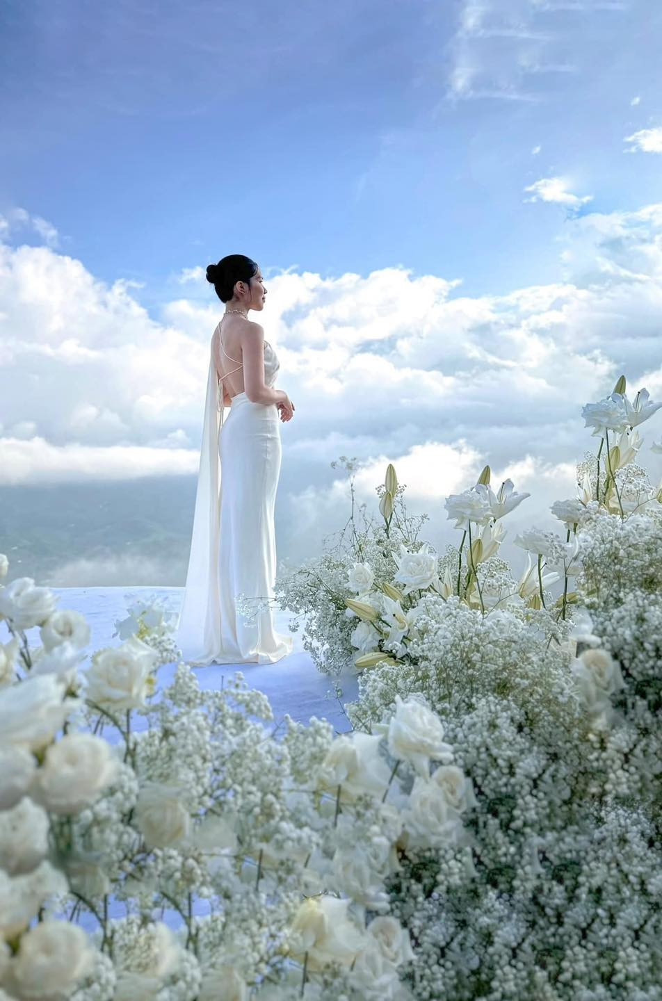 Cũng theo đơn vị tổ chức sự kiện này, đám cưới dường như được "thần thời tiết" ủng hộ: "Và thật bất ngờ... khoảnh khắc cô dâu chính thức bước lên lễ đường, những đám mây đen bỗng dạt về 2 bên, để lại một khoảng mây và núi đẹp mê mẩn khiến bất cứ vị khách nào cũng phải wow lên trầm trồ."