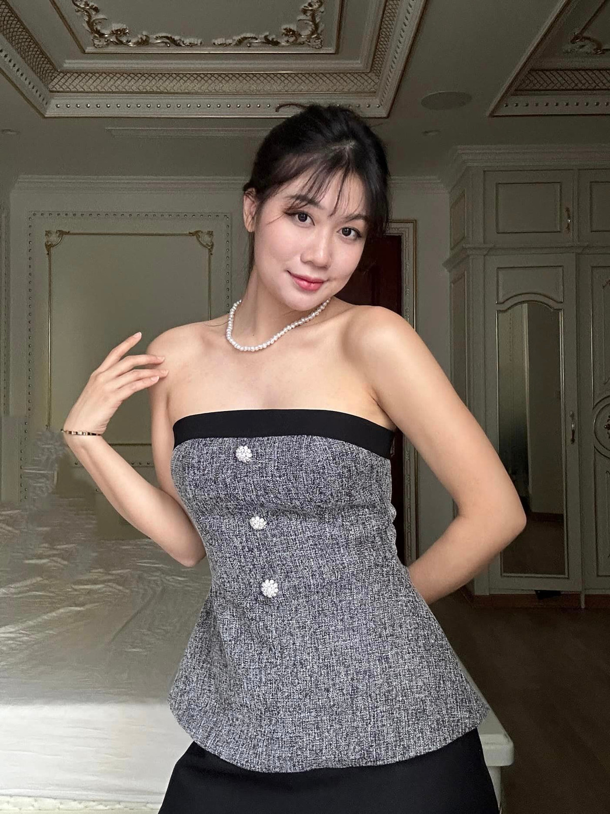 Cô nàng cũng có 1 kênh Tiktok với hơn 130.000 người theo dõi chuyên review thời trang.