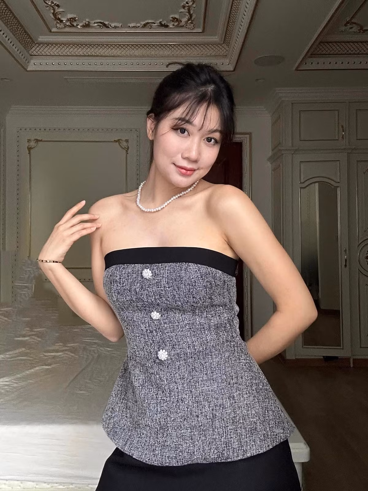 Cô nàng cũng có 1 kênh Tiktok với hơn 130.000 người theo dõi chuyên review thời trang.