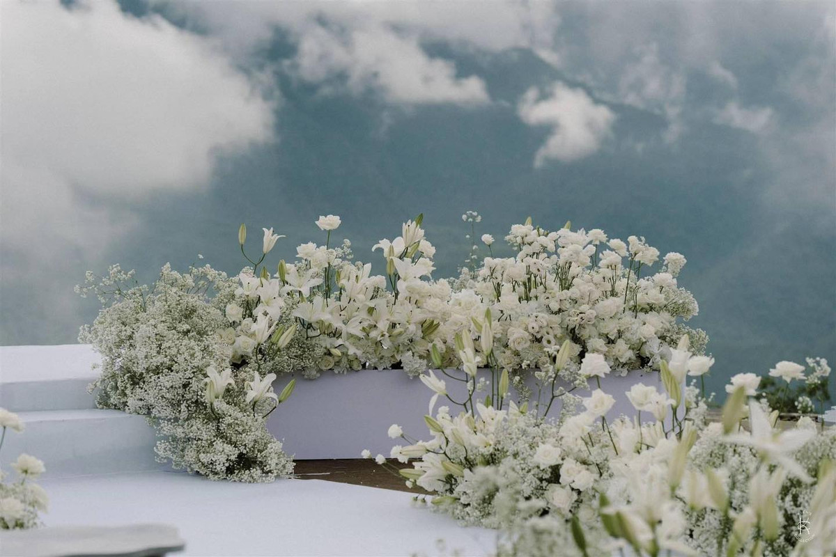 Sân khấu của lễ cưới được trang trí bởi những đóa hoa tươi màu trắng tinh khiết.