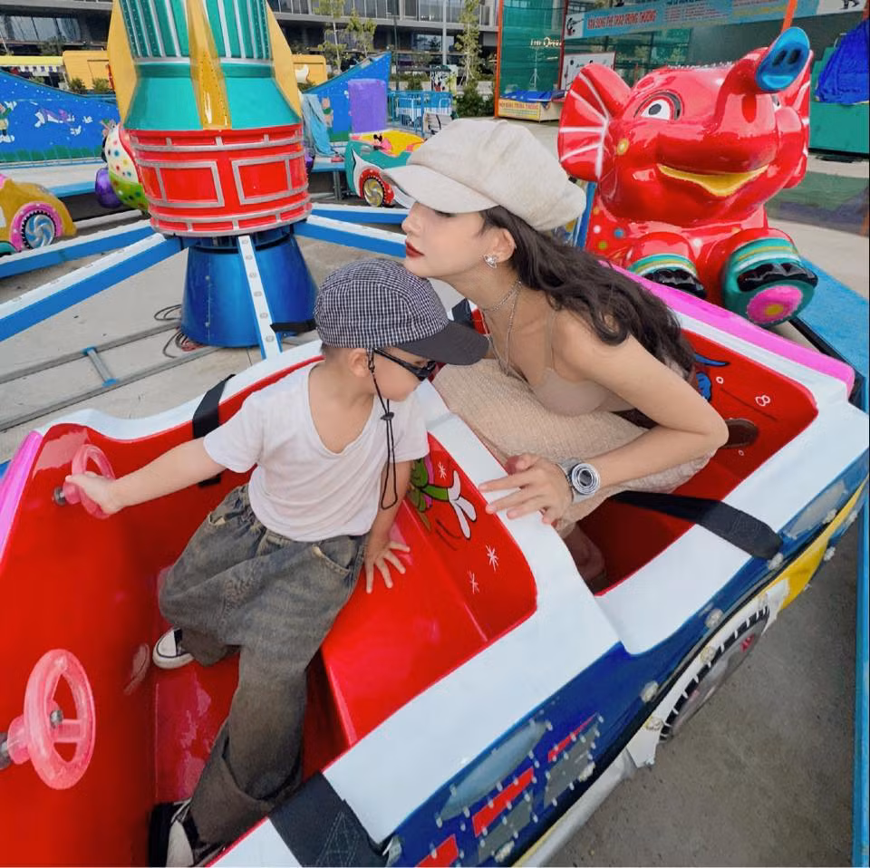 Thời gian tới, theo mong muốn của người hâm mộ, Lâm Minh chia sẻ sẽ cập nhật nhiều hơn về cuộc sống thường ngày của hai mẹ con.