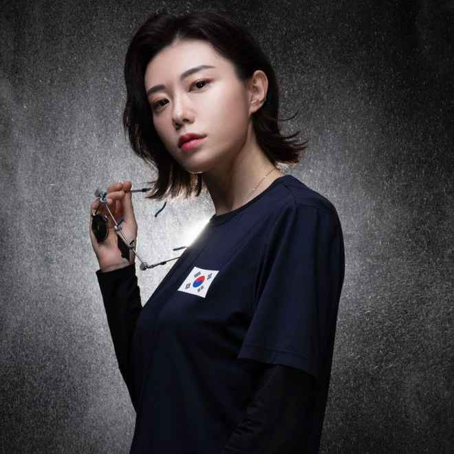 Trong suốt trận đấu, Kim Ye-ji chỉ giữ vẻ mặt lạnh lùng nhưng khi đã kết thúc, cô mỉm cười rạng rỡ, vẫy tay chào khán giả và vui vẻ như một đứa trẻ khi nâng chiếc huy chương trên cổ.