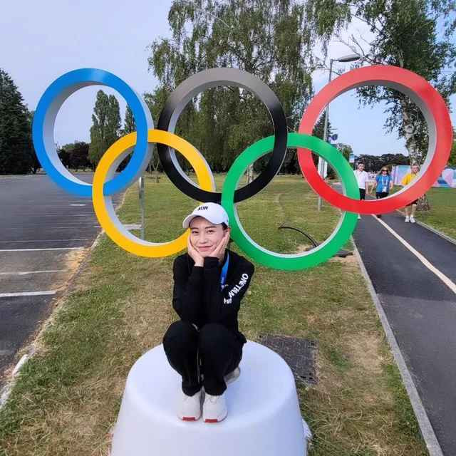 Trái ngược với vẻ ngoài lôi cuốn, sức hút bất ngờ, Kim Ye-ji cũng gây chú ý khi đem theo con búp bê voi dễ thương của cô con gái nhỏ. Ảnh sử dụng trong bài: Instagram nhân vật. 